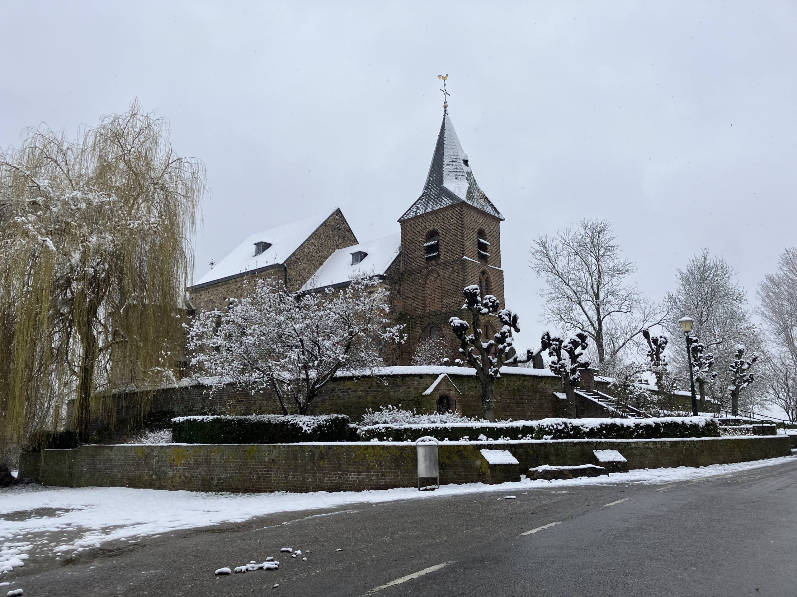 Dionysiuskerk in de sneeuw vanuit de boederij